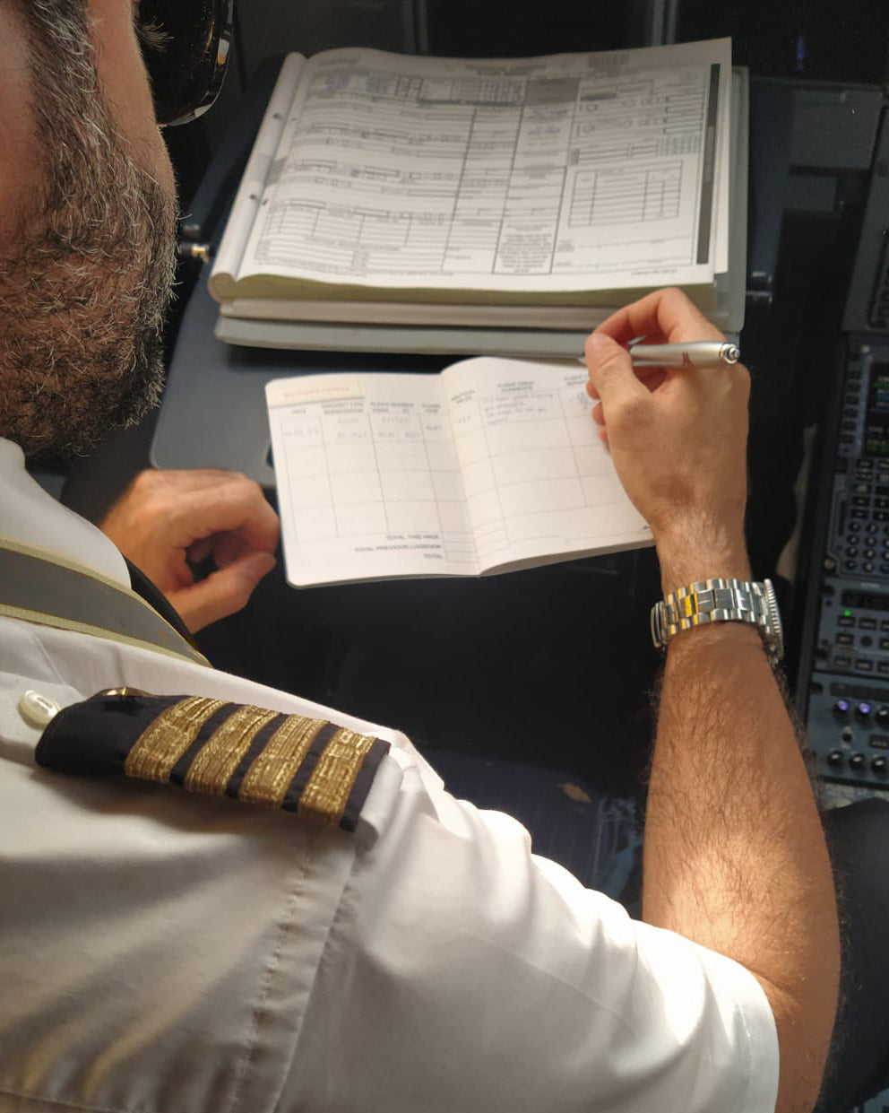 piloto registrando vuelo